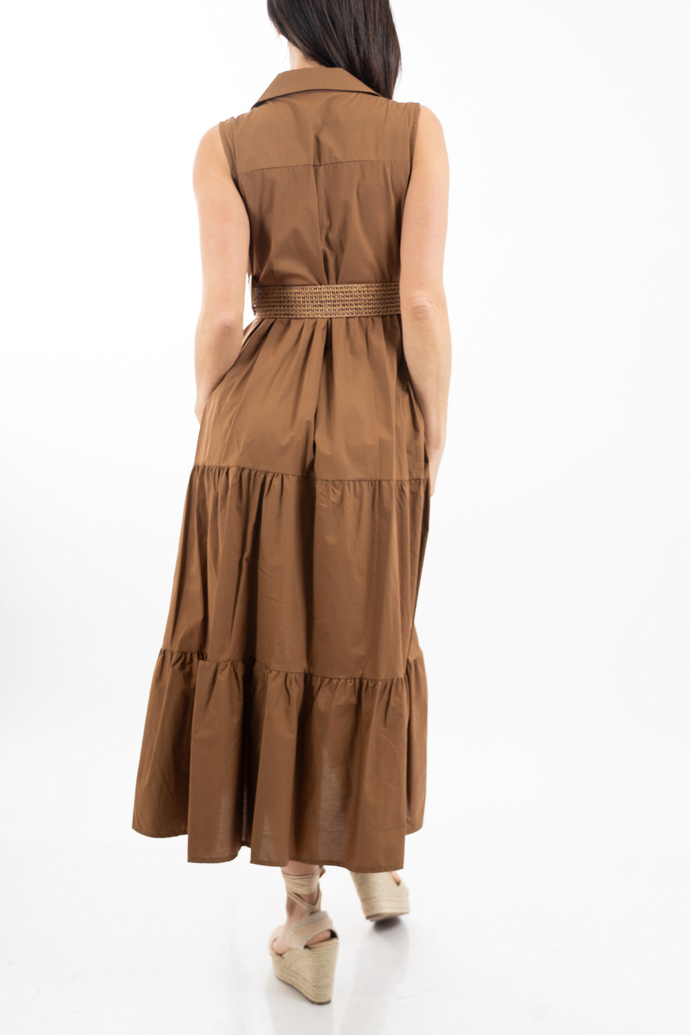 modella indossando Abito camicia lungo smanicato in cotone con balze e cintura intrecciata colore
