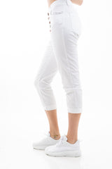 modella indossando Pantalone modello chinos in cotone elasticizzato colore bianco con bottoni gioiello a cuore colore