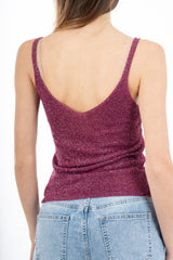 modella indossando Top in viscosa lurex a costine con scollo a V colore