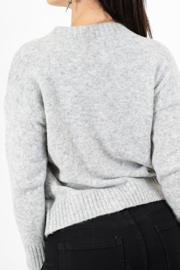 modella indossando Maglione girocollo “No vabbè” in misto lana ricamato colore