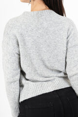 modella indossando Maglione girocollo “No vabbè” in misto lana ricamato colore