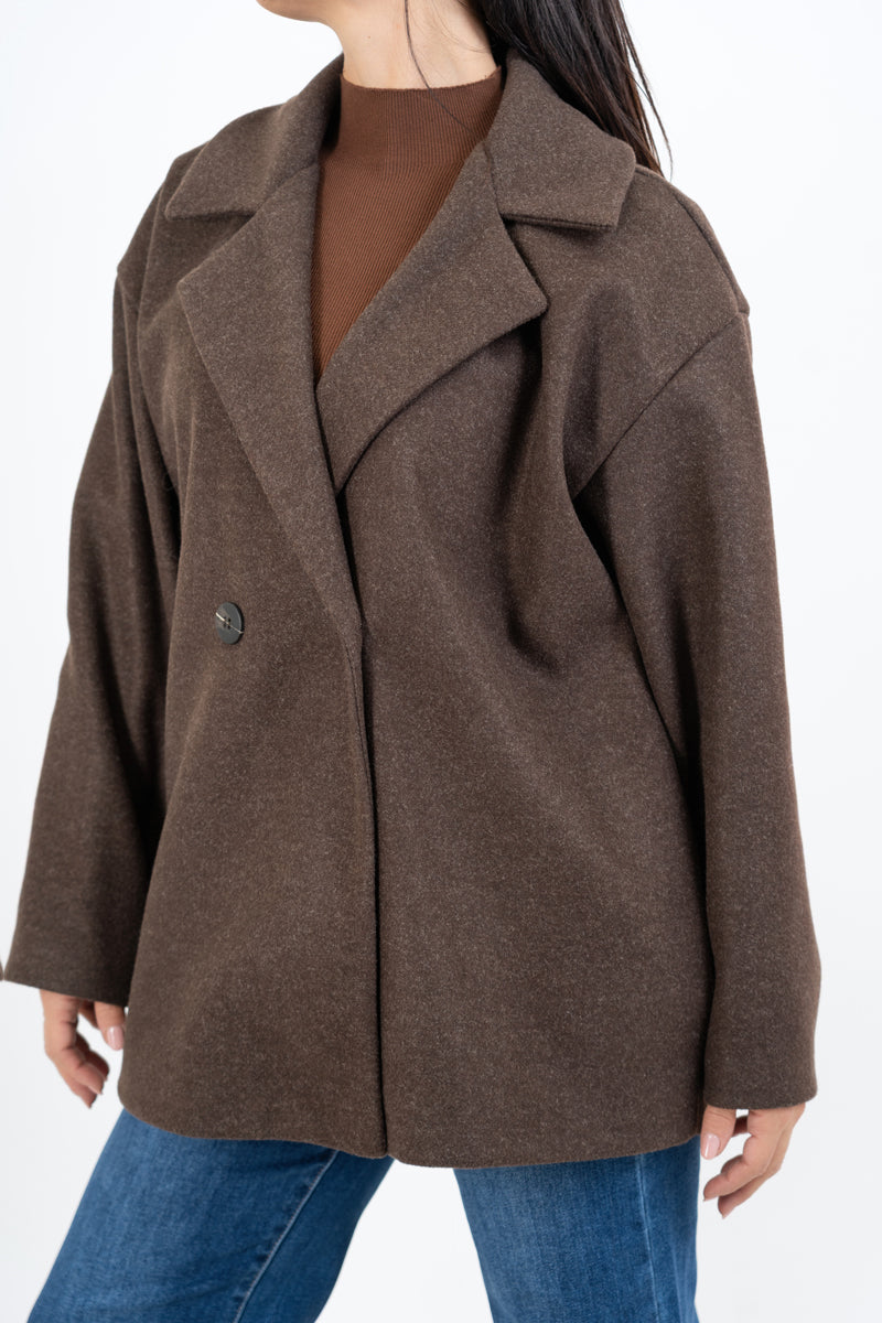 modella indossando Cappotto corto doppiopetto in panno morbido colore