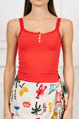 modella indossando Top in maglina elasticizzata con pizzo e bottoni decorativi colore