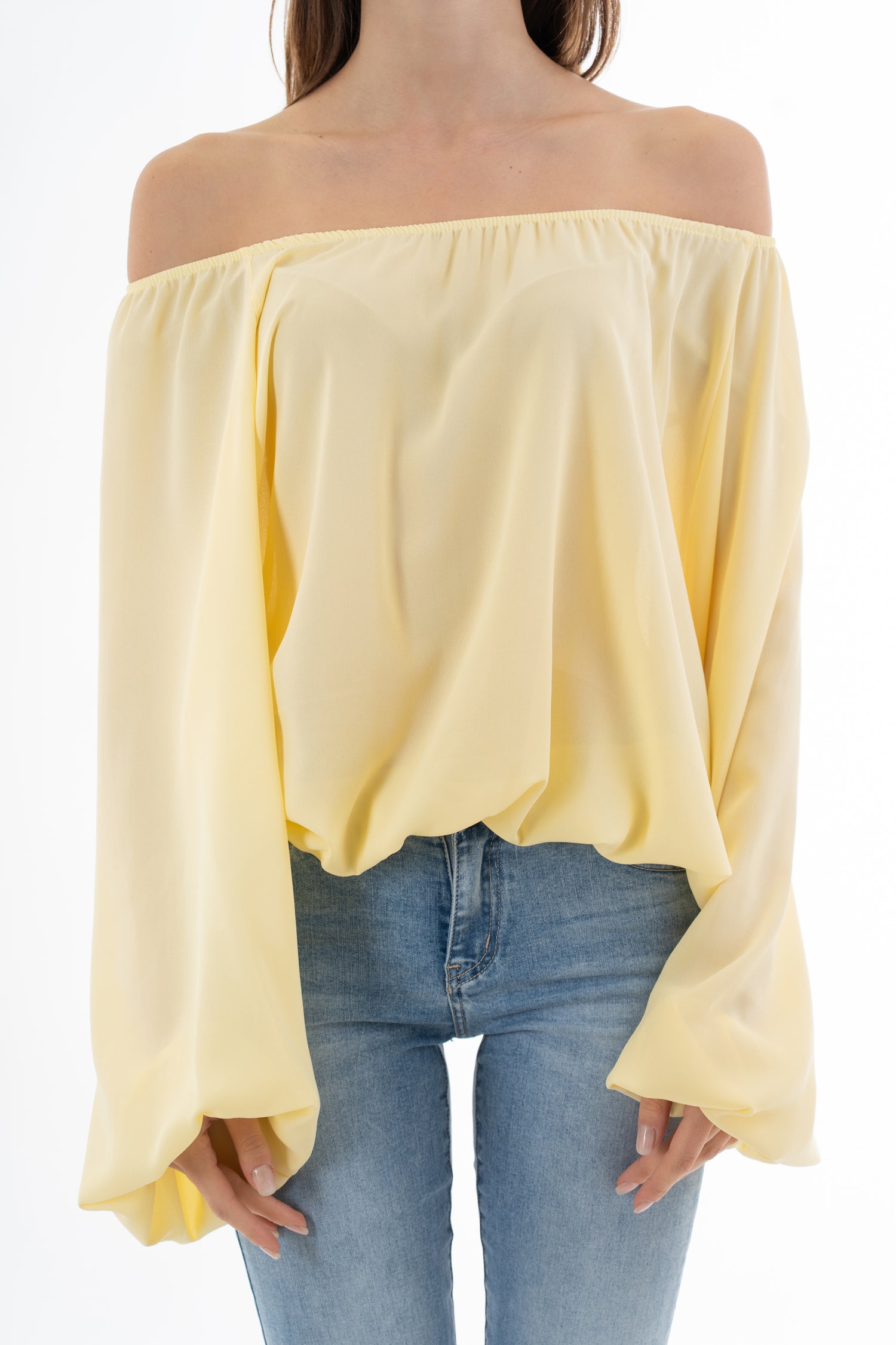 modella indossando Blusa in georgette velata con scollo elasticizzato e manica ampia sblusata colore Giallo Unica