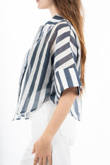 modella indossando Camicia corta a righe in tela velata misto tencel con manica ampia colore
