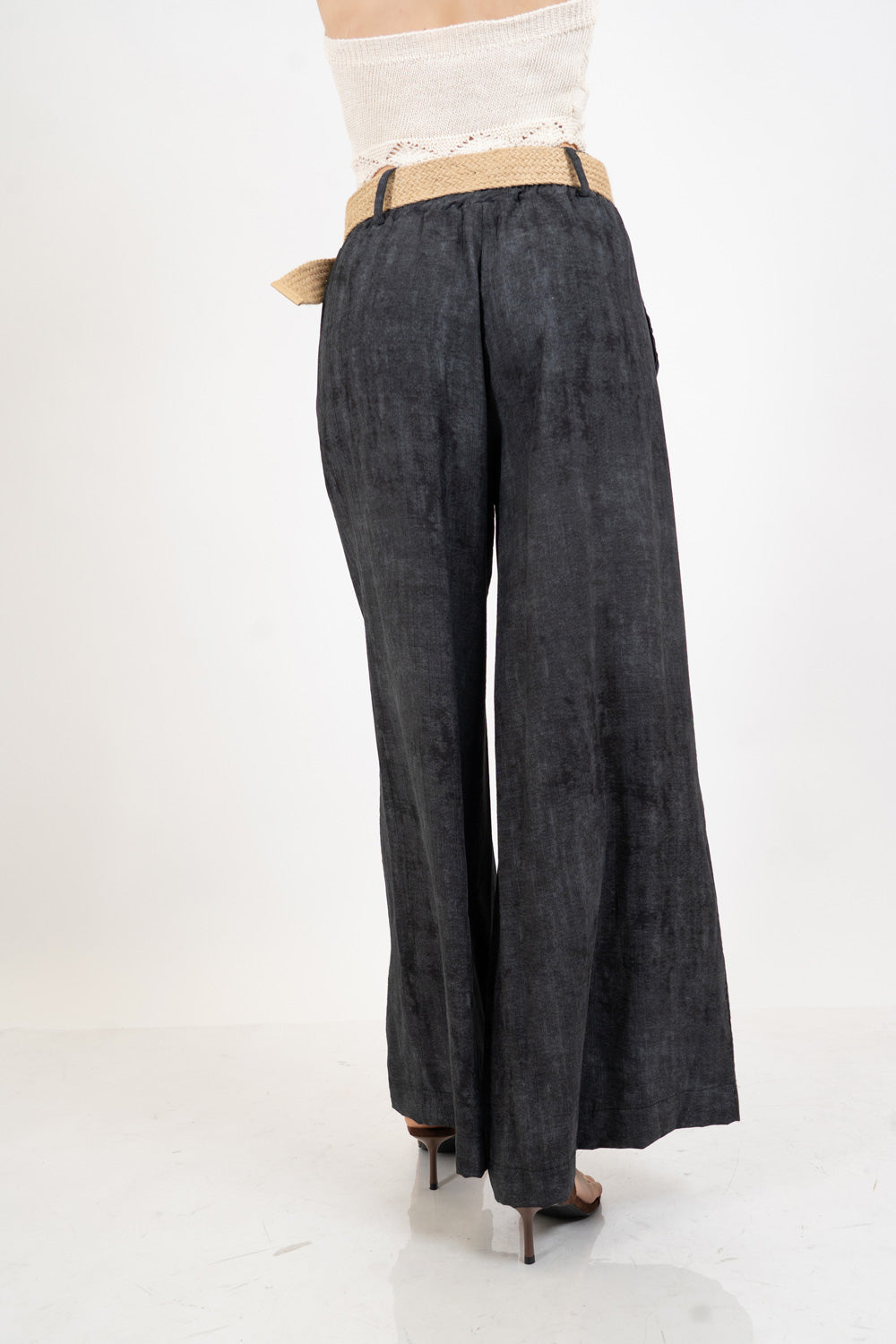 Pantalone palazzo effetto lino delavé con cintura intrecciata.