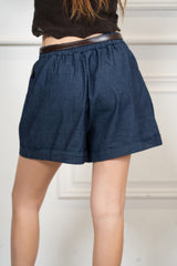 modella indossando Shorts chambray con cintura sottile e risvolto colore