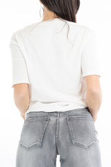 modella indossando T-shirt scritta “Se parli male di me ti prego esagera” colore