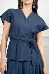 modella indossando Casacca incrociata in chambray con fusciacca colore