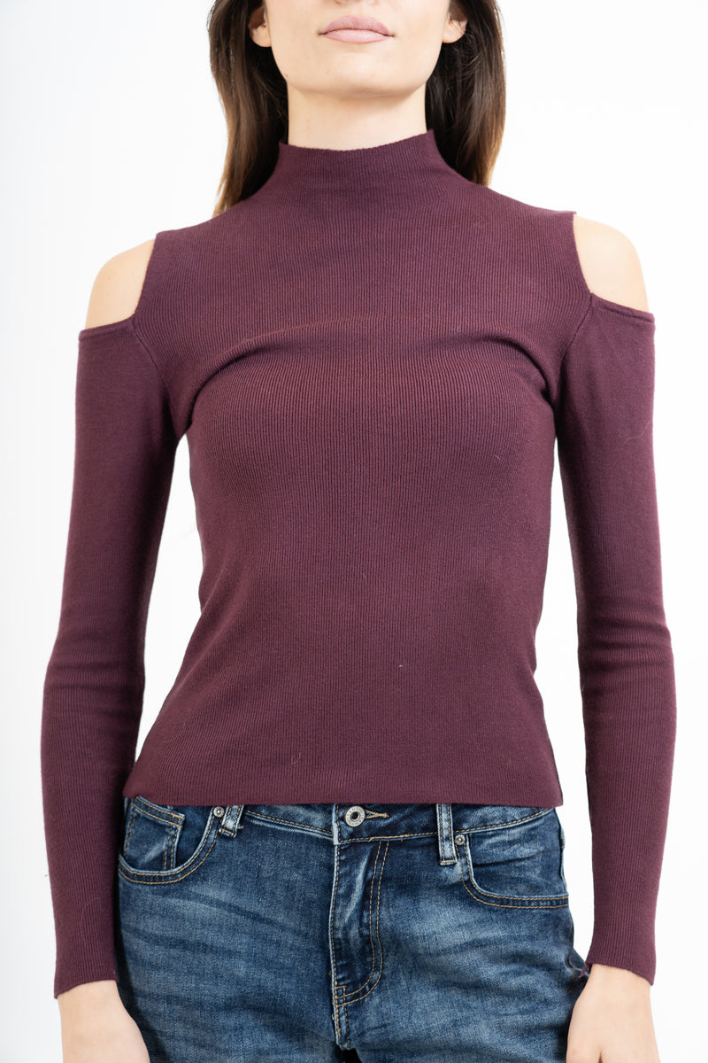 modella indossando Maglia collo vulcano con spalle scoperte in filato misto viscosa colore Prugna Unica