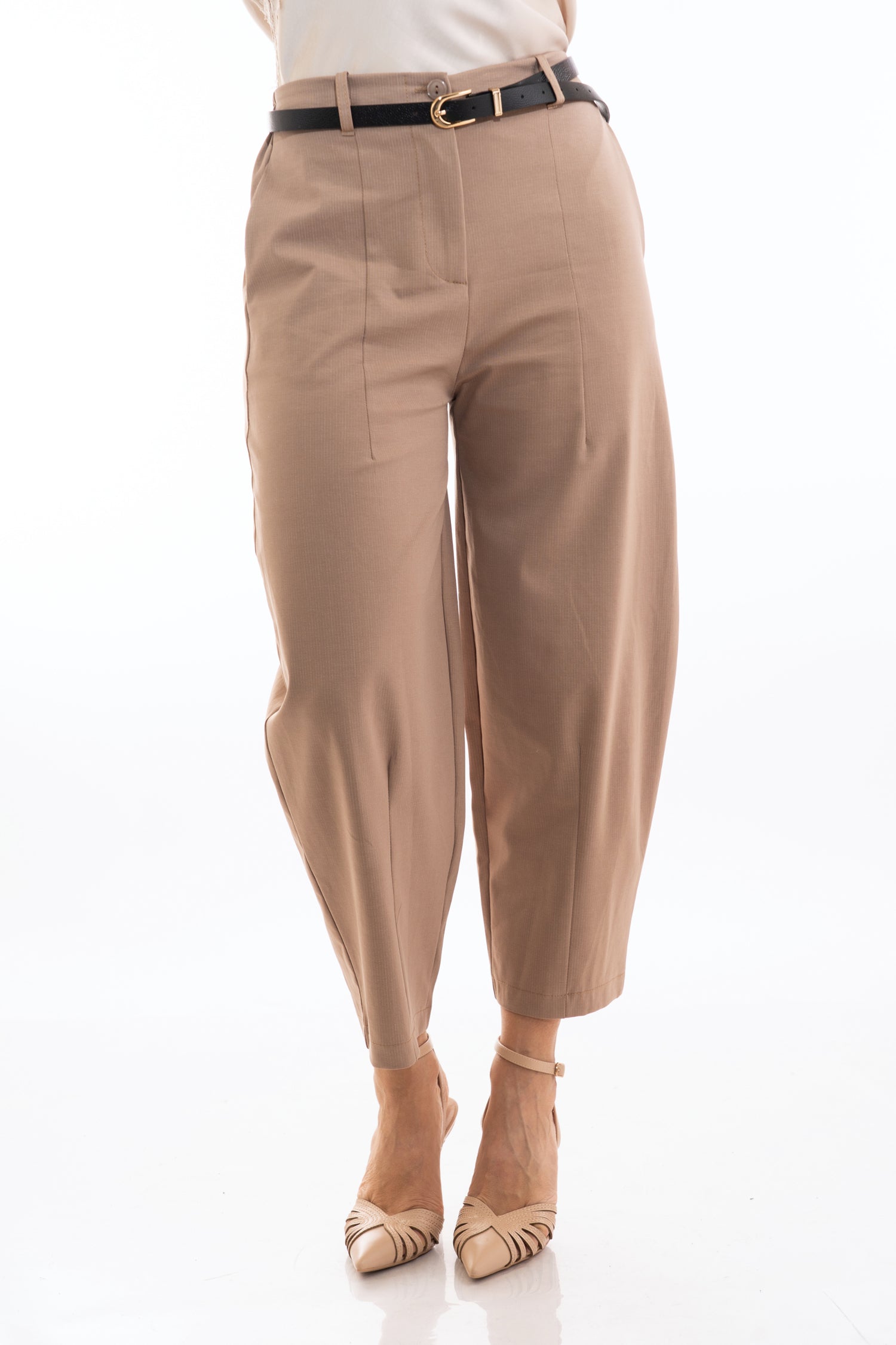 modella indossando Pantalone vita alta con cintura e micro gessatura fango colore Fango