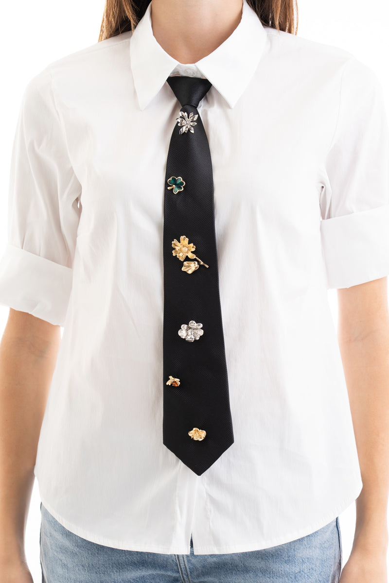 modella indossando Cravatta raso gioiello con applicazioni decorative colore Nero Unica