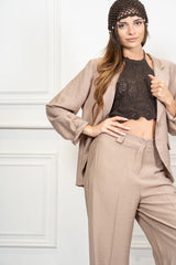 modella indossando Pantalone palazzo in misto viscosa con elastico sul retro colore Camel Unica