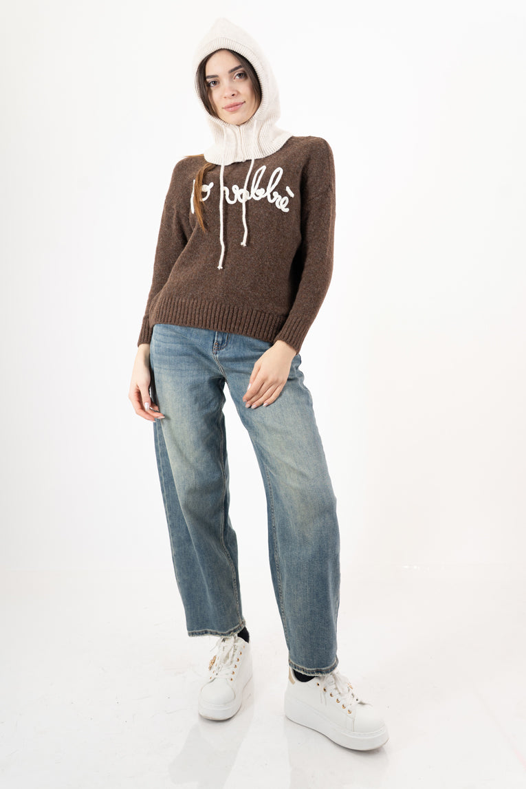 modella indossando Balaclava in maglia con coulisse regolabile Made in Italy colore