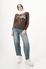 modella indossando Balaclava in maglia con coulisse regolabile Made in Italy colore