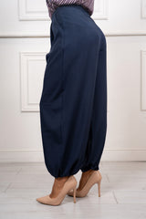 modella indossando Pantalone Osaka colore