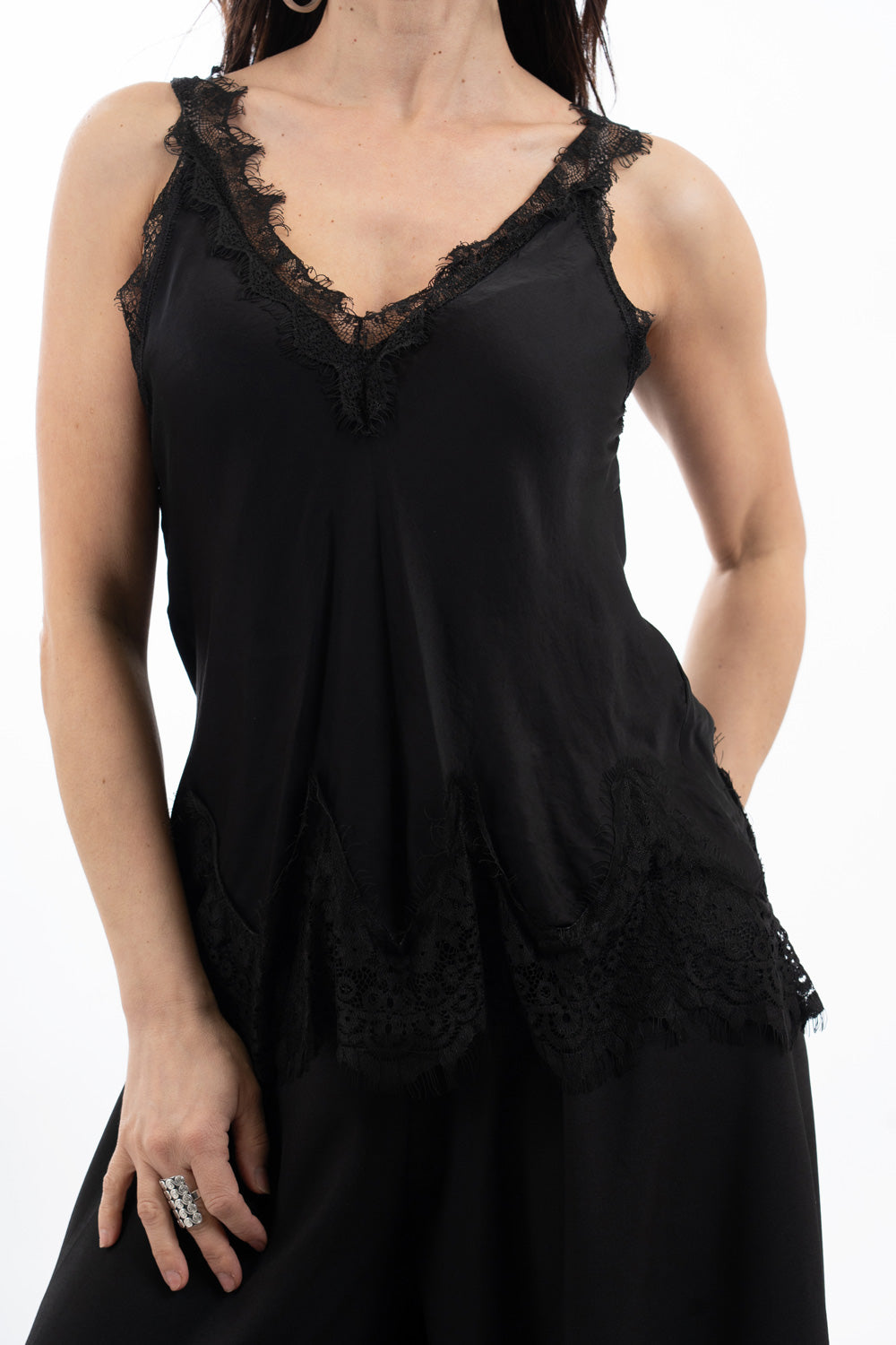 modella indossando Top con pizzo in viscosa satinata scollo a V colore Nero Unica
