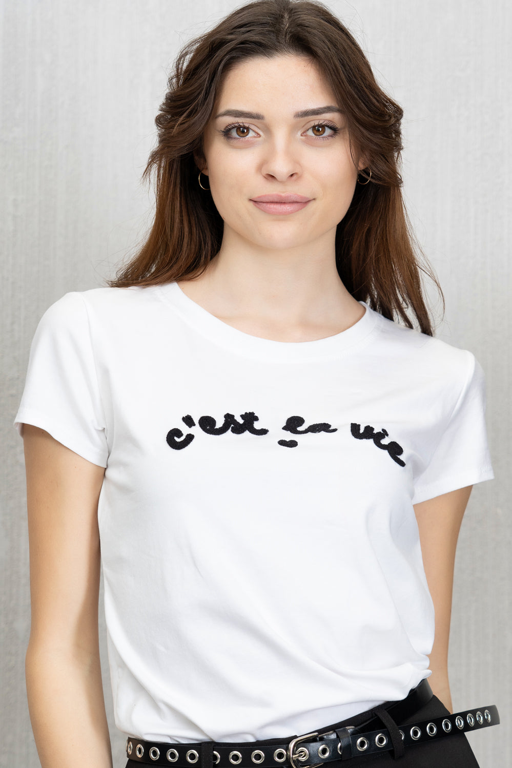 T-shirt elasticizzata con scritta Nera "C'est la vie" effetto spugna