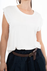 modella indossando T-shirt morbida in viscosa elasticizzata con manica risvoltata colore Bianco Unica