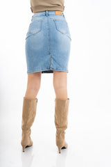 modella indossando Gonna midi in denim elasticizzato con spacco posteriore e lavaggio medio colore