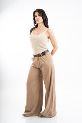 modella indossando Pantalone palazzo con elastico in vita, tasche e cintura inclusa effetto naturale colore