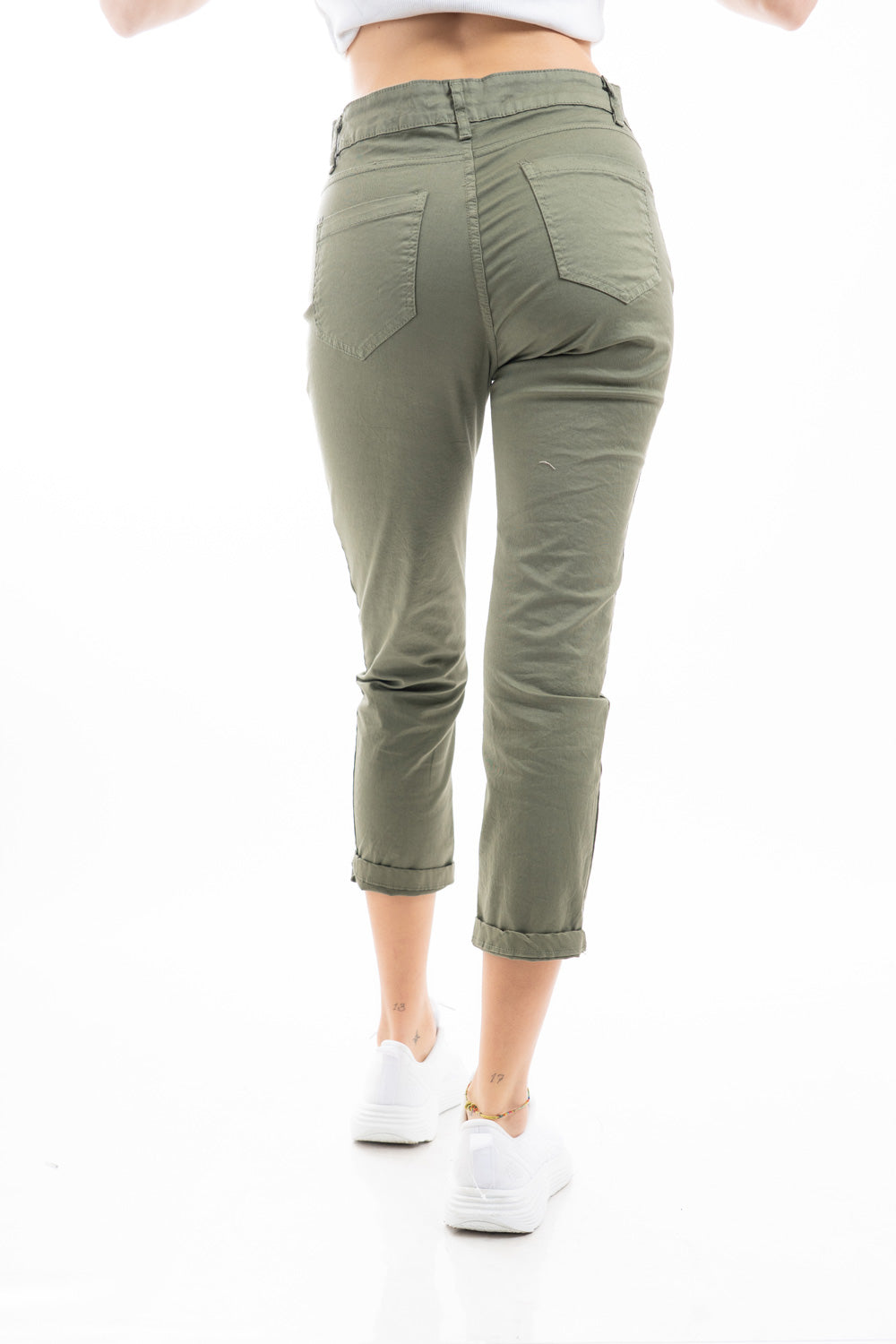 modella indossando Pantalone modello chinos in cotone elasticizzato colore blu con bottoni gioiello a cuore colore