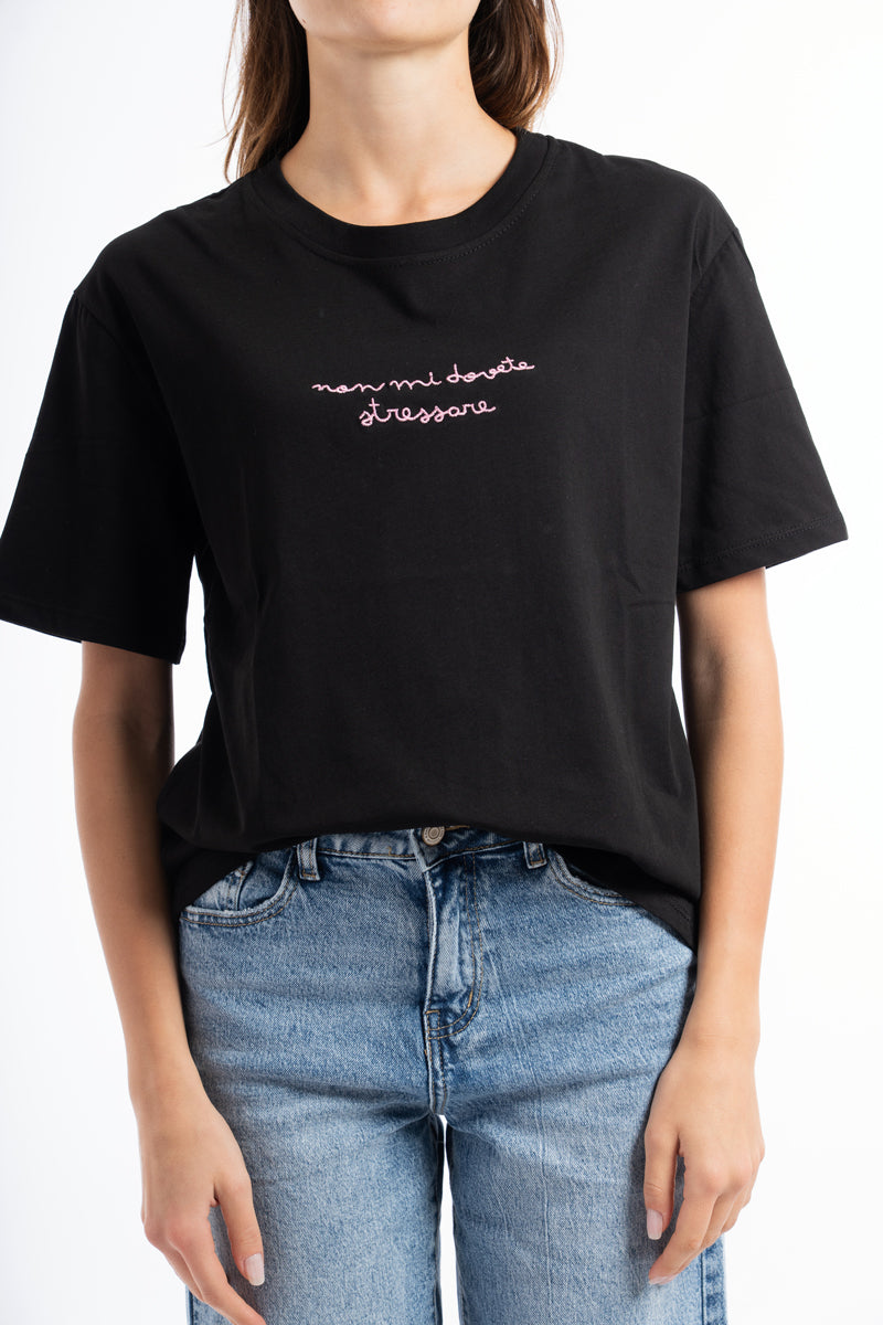 modella indossando T-shirt scritta “Non mi dovete stressare” colore Nero-rosa Unica