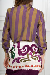 modella indossando Camicia Collo Coreana in Tencel a Righe Multicolor colore