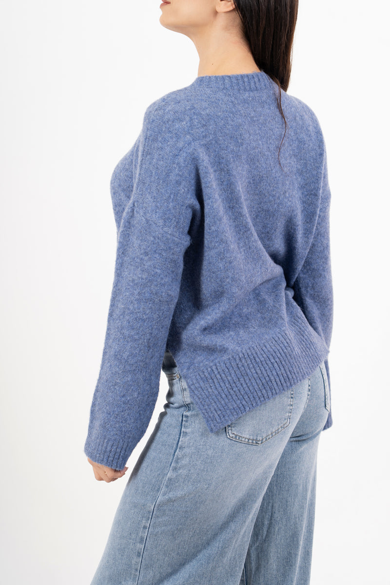 modella indossando Maglione over girocollo con fondo asimmetrico e spacchi laterali colore