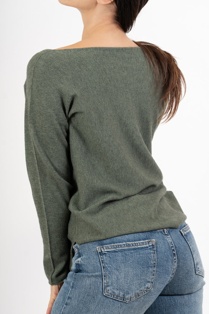 modella indossando Maglia over con scollo a V e orlo stondato in viscosa colore