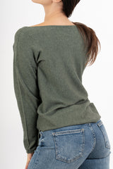 modella indossando Maglia over con scollo a V e orlo stondato in viscosa colore