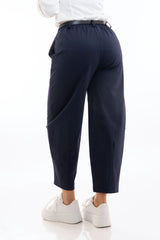 modella indossando Pantalone vita alta con cintura e micro gessatura Blu colore