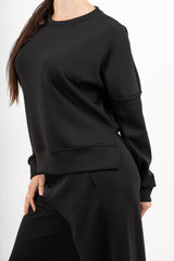 modella indossando Felpa girocollo in misto viscosa con spacchi laterali colore