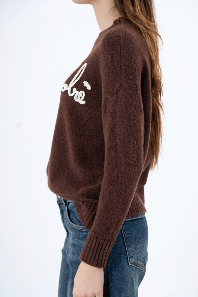 modella indossando Maglione girocollo “No vabbè” in misto lana ricamato colore