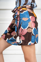 modella indossando Gonna Pareo Corta Fantasia Fiori Vintage colore