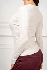 modella indossando Maglia Nadine a coste con scollo V colore