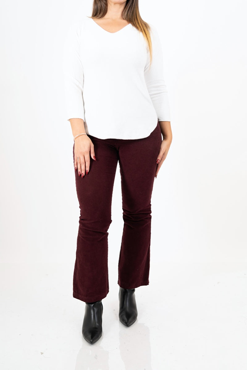 modella indossando Maglia SoftVibe in misto viscosa scollo a V colore