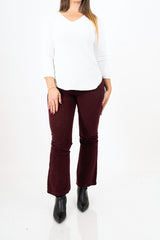 modella indossando Maglia SoftVibe in misto viscosa scollo a V colore