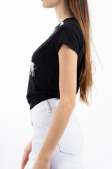modella indossando T-shirt in cotone elasticizzato con applicazioni floreali e piume colore