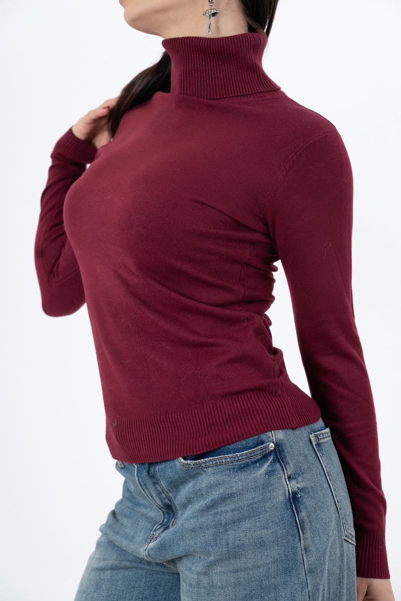 modella indossando Maglia Dream Basic Dolcevita in Viscosa colore