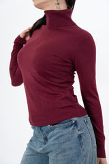 modella indossando Maglia Dream Basic Dolcevita in Viscosa colore