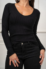 modella indossando Maglia Nadine a coste con scollo V colore