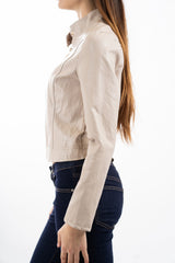 modella indossando Giacca in ecopelle morbida beige con zip frontale e collo coreano colore