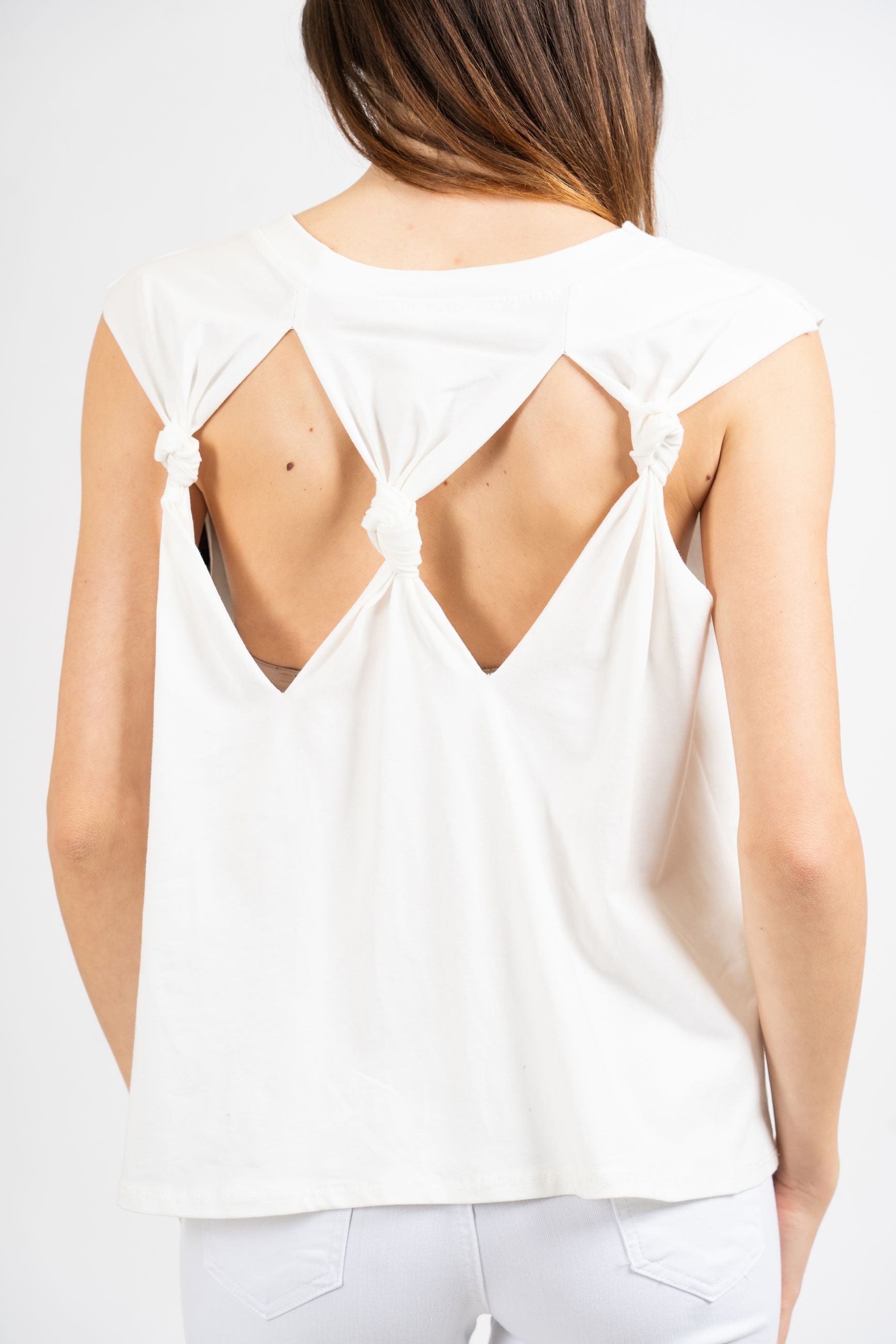 T-shirt smanicata con fiore applicato e schiena cut-out.