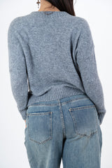 modella indossando Maglione girocollo con scritta “Bella e impossibile” in misto lana Made in Italy colore