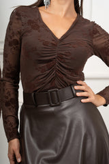 modella indossando Maglia Floris drappeggiata colore