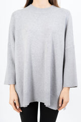 modella indossando Maglia lunga in misto viscosa con bottoni sul retro colore