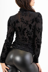 modella indossando Maglia VelvetBloom a collo alto colore