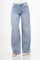 modella indossando Jeans straight morbido in denim elasticizzato colore