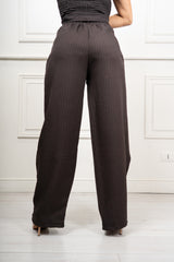 modella indossando Pantalone Elodie a palazzo con vita incrociata colore